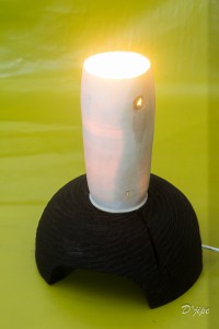 Pied en cerisier texturé et brulé, abat-jour en houx